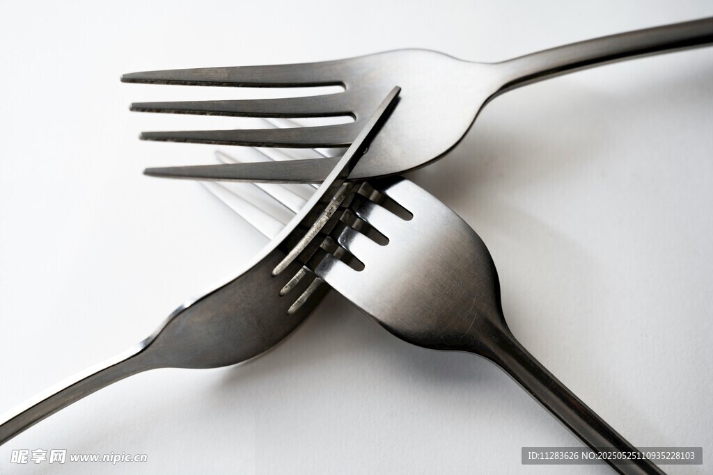 交错的金属餐具