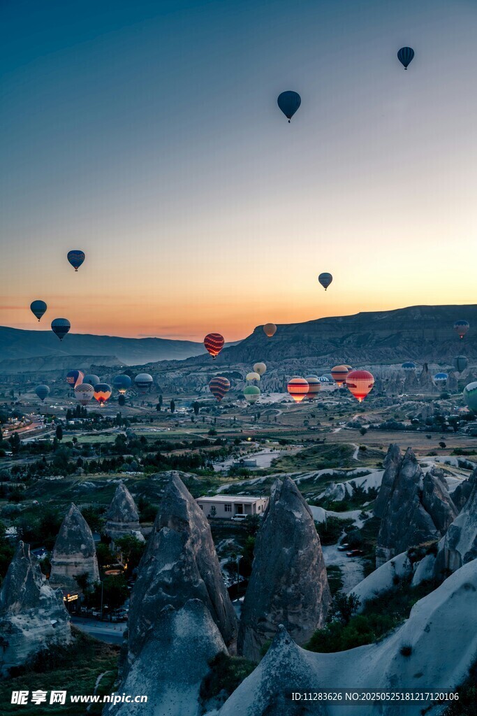 卡帕多西亚上空的热气球美景