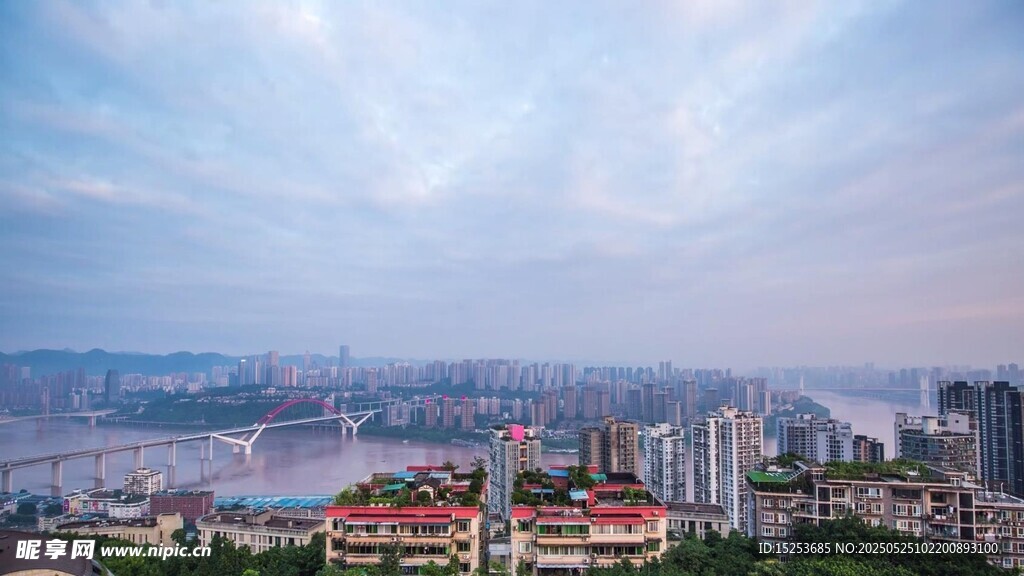 城市天际线与江景风光