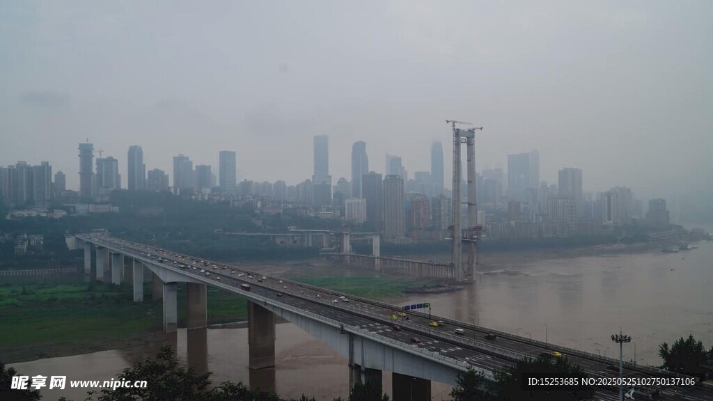 雾中城市大桥景观