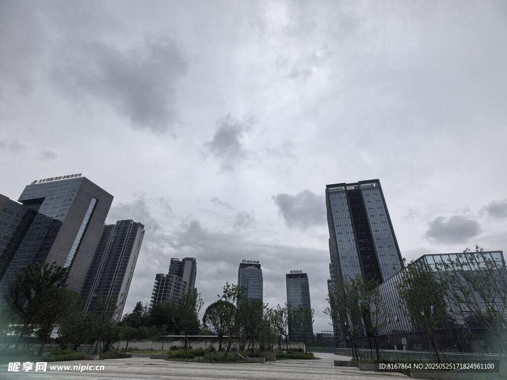 城市高楼与阴沉天空景观