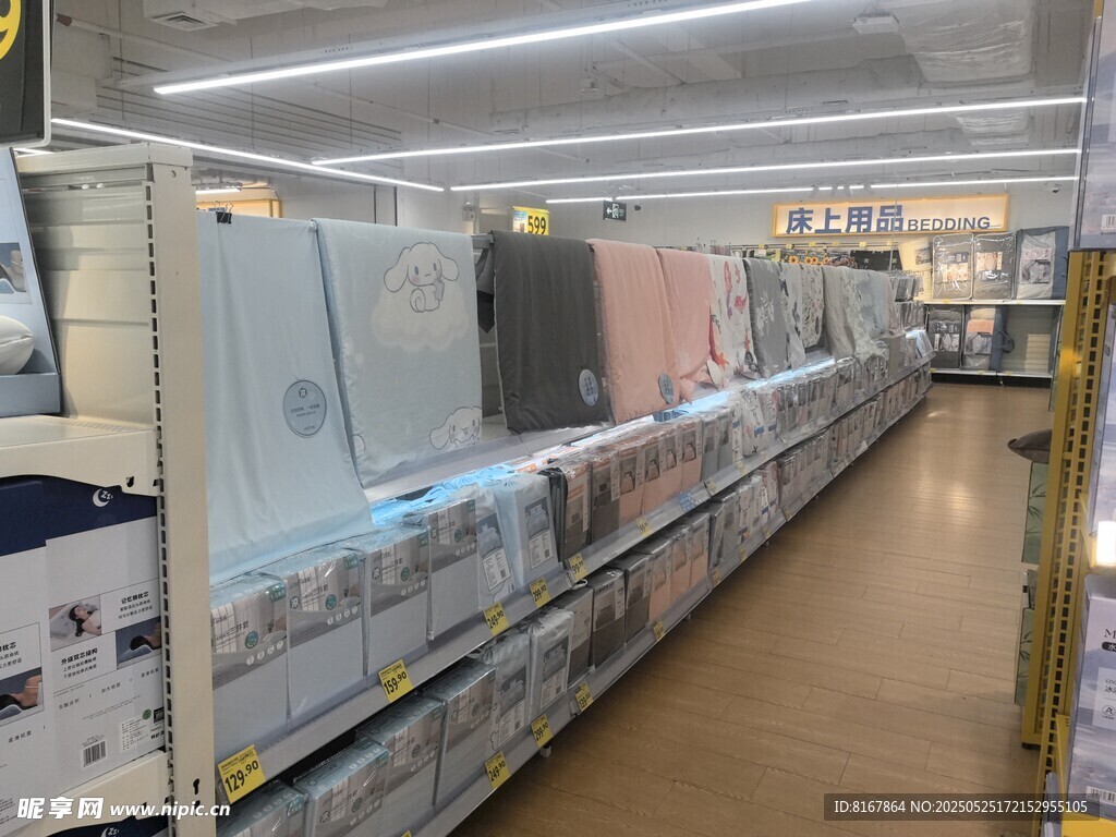 超市内整齐排列的家电货架