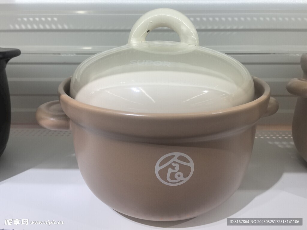 棕色陶瓷炖锅带白色锅盖