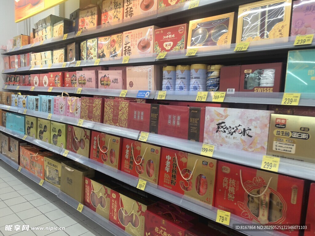超市货架上的多样商品