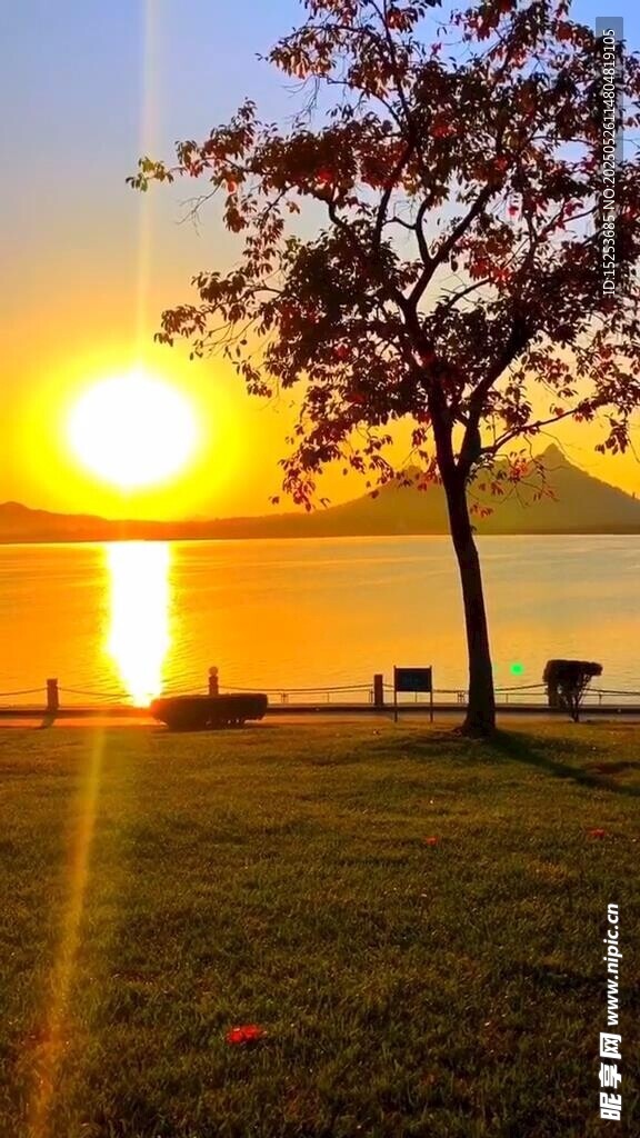 湖畔夕阳下的静谧美景