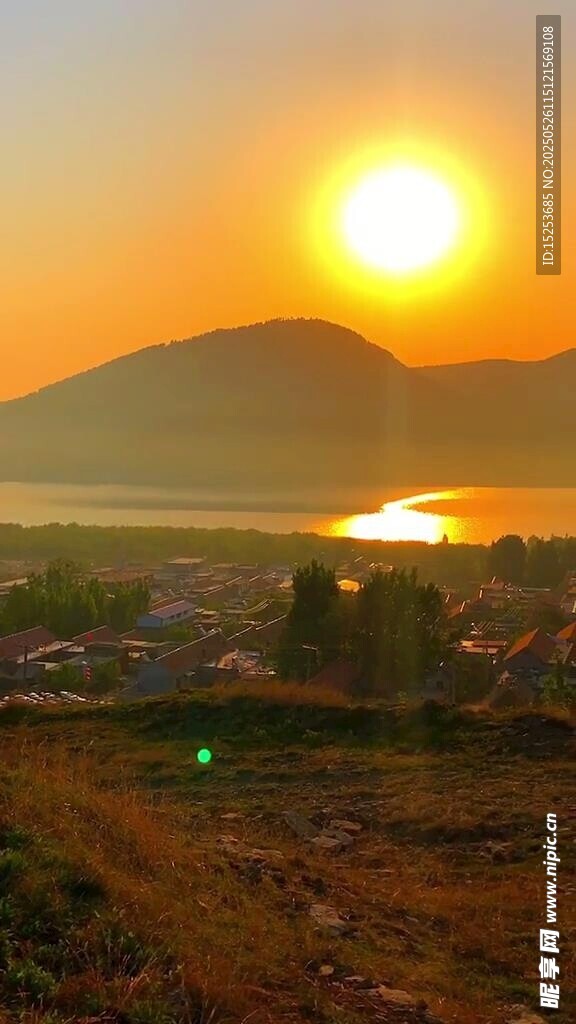 夕阳下的美丽城镇景观