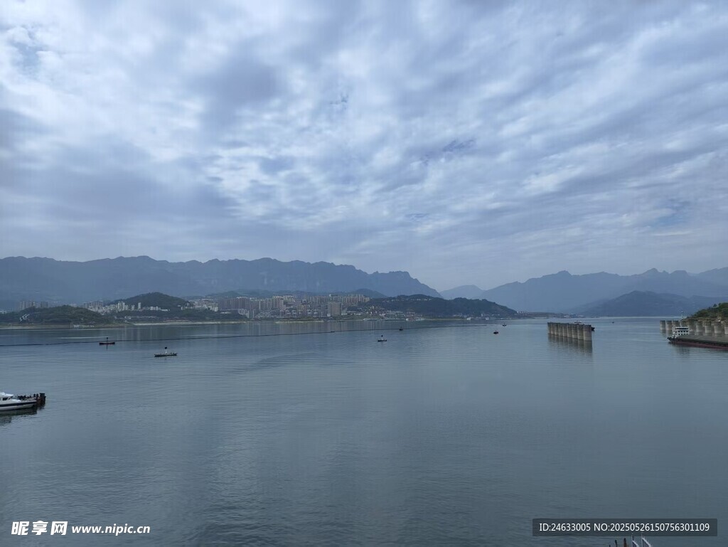 三峡库与远山相映