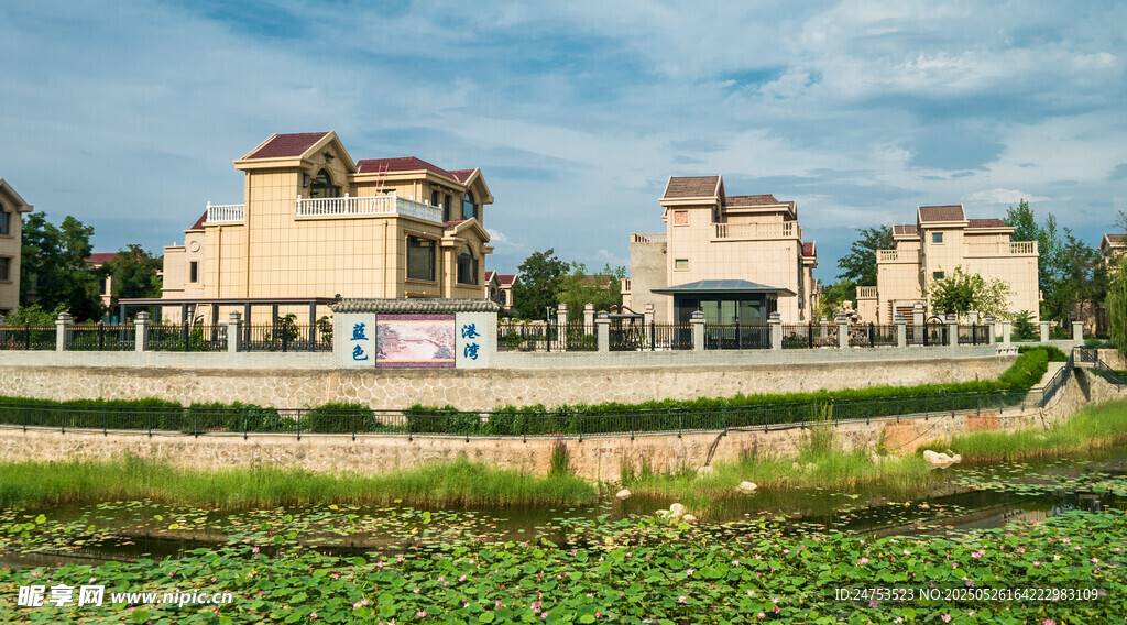 田园旁的精美建筑群