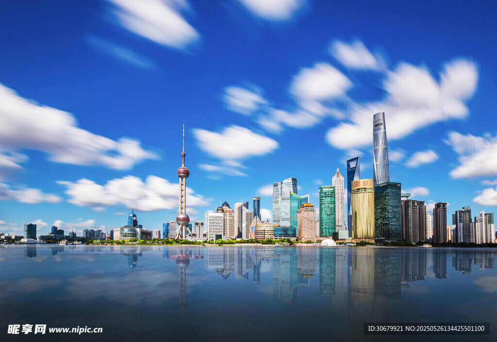 城市天际线与蓝天白云倒影