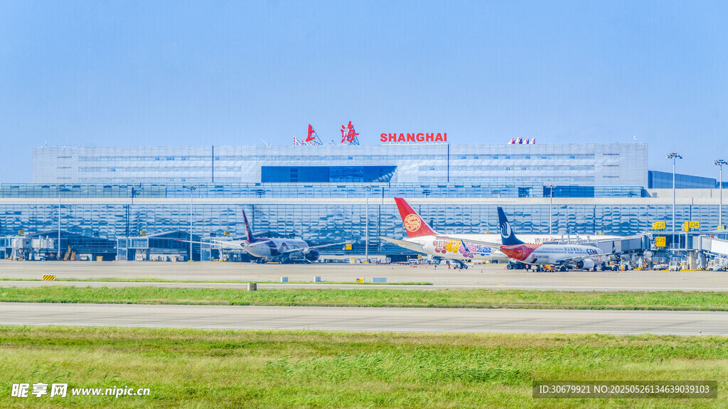 机场跑道上的多彩飞机