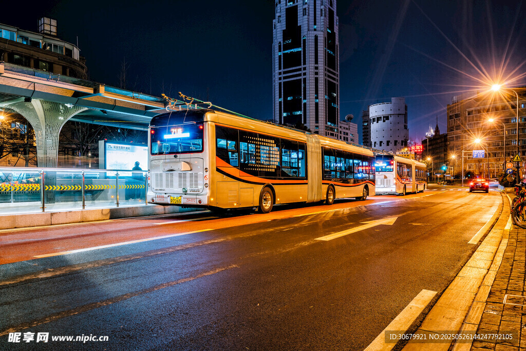 夜间街道上的行驶公交