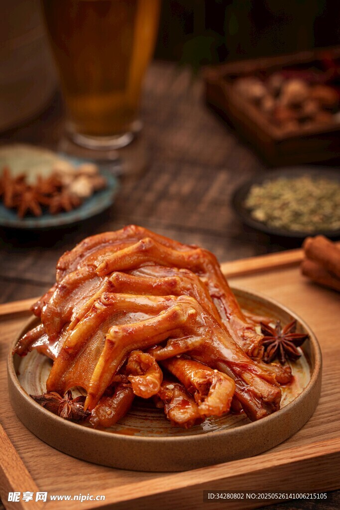 美味卤味小吃诱人上桌