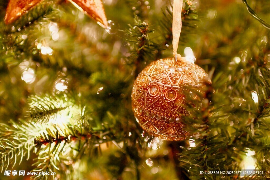 圣诞树上的精美装饰球