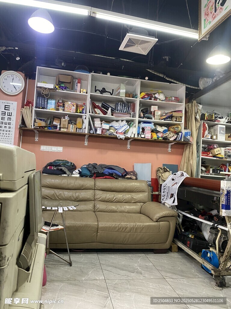 复古风收藏室展示多样物品