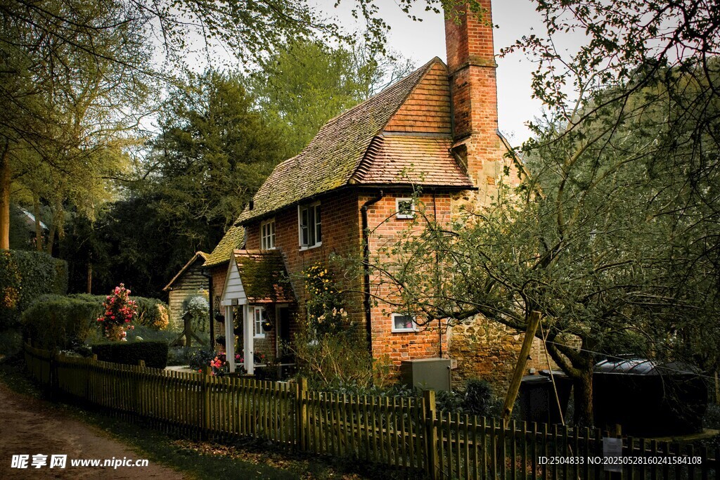 乡村小屋的静谧田园风光