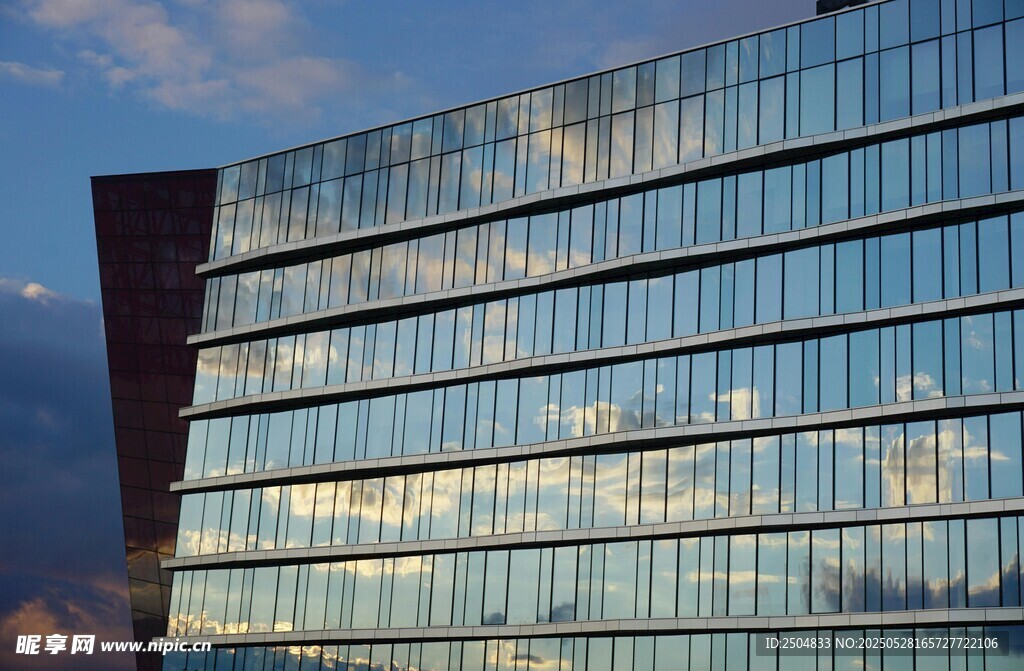 现代玻璃幕墙建筑外观