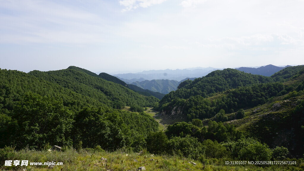 青山连绵的秀丽山间景色