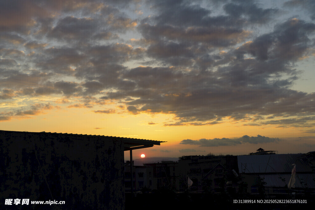夕阳下的城市屋顶景观