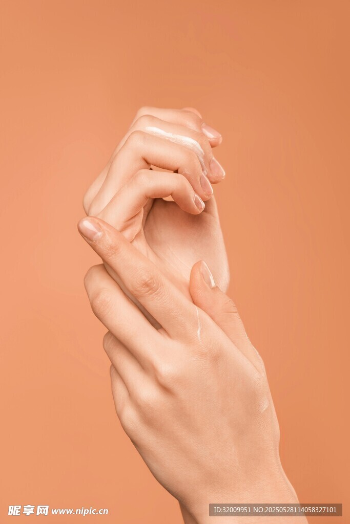 优雅手部特写展示美丽细节