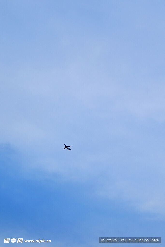 蓝天下飞翔的飞机