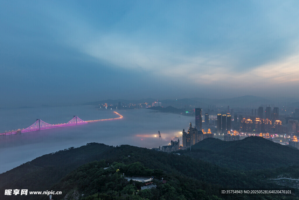 城市夜景与远山的美丽交融