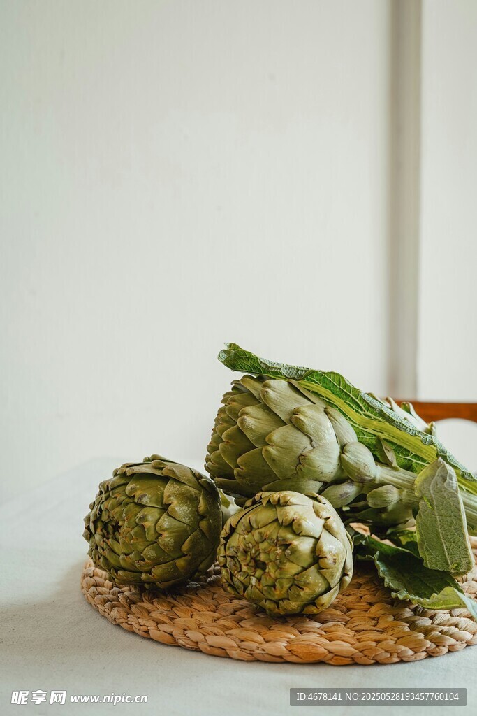 桌上的洋蓟静物图