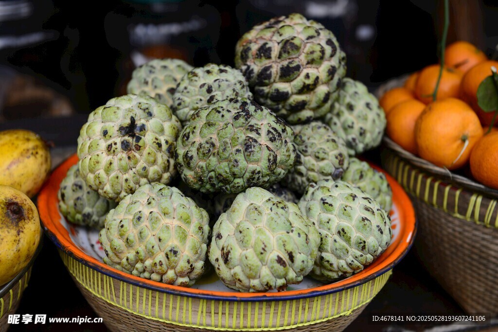 摆放的释迦果及周边水果