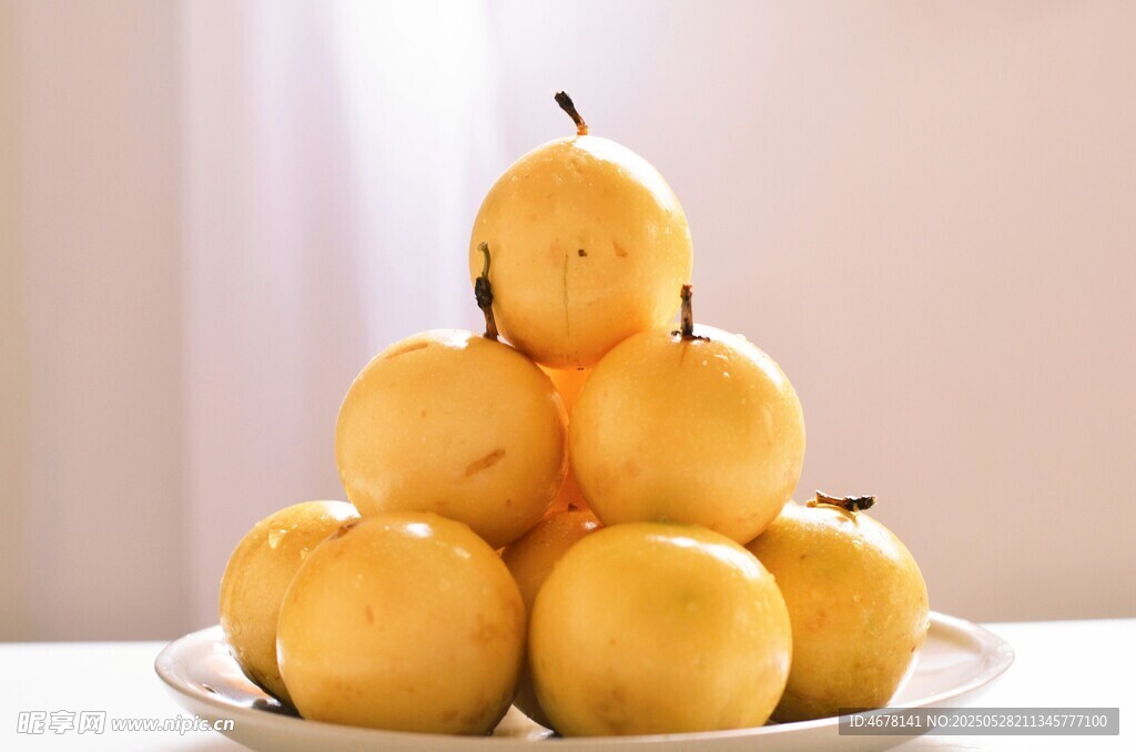 黄澄澄梨子堆叠成金字塔