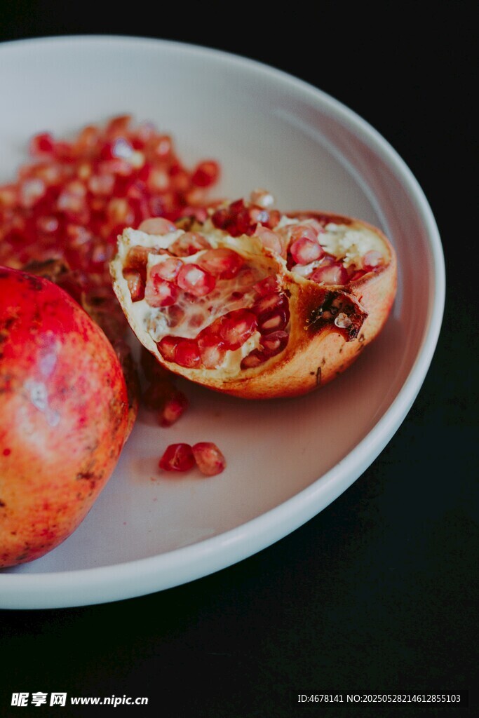 盘中红石榴 诱人果实