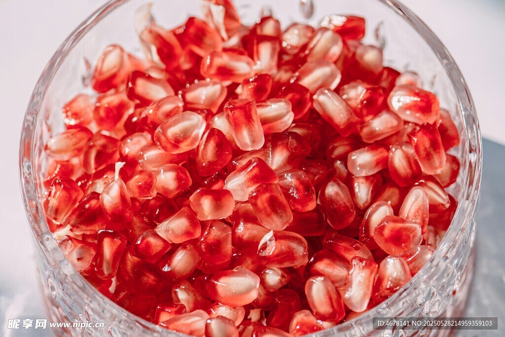 晶莹红石榴粒装于玻璃碗