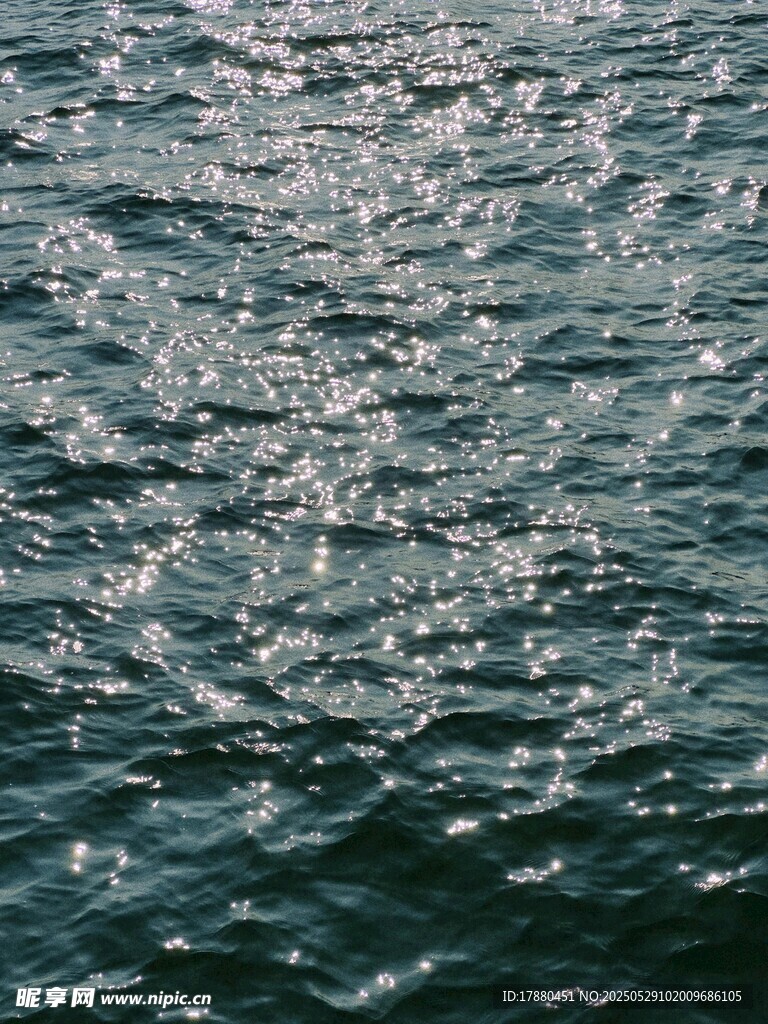 波光粼粼的海面