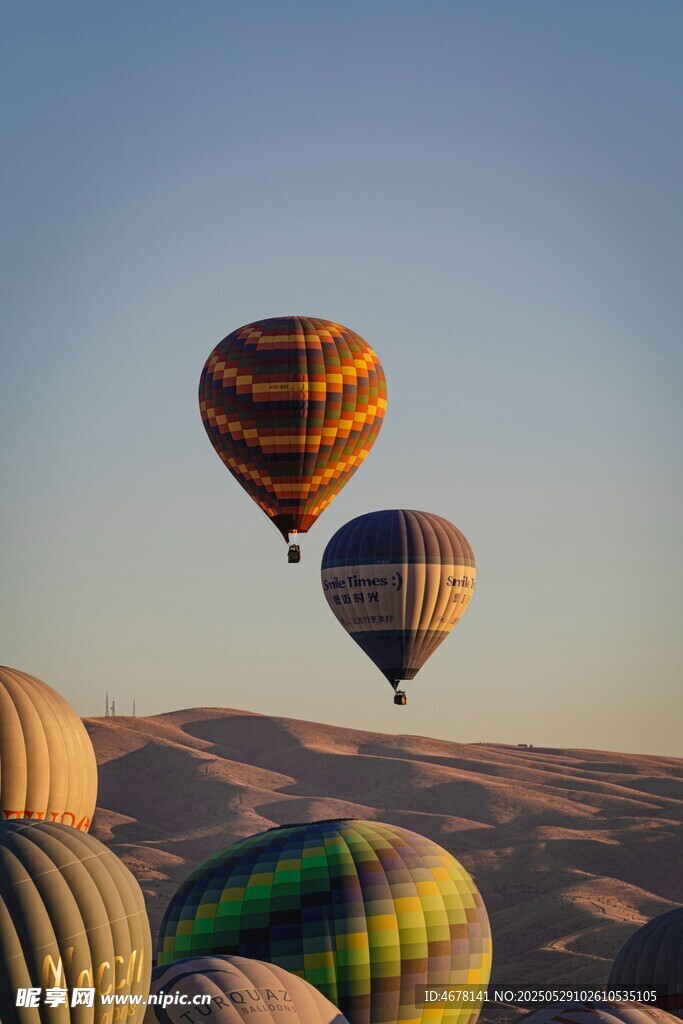 空中多彩热气球景观