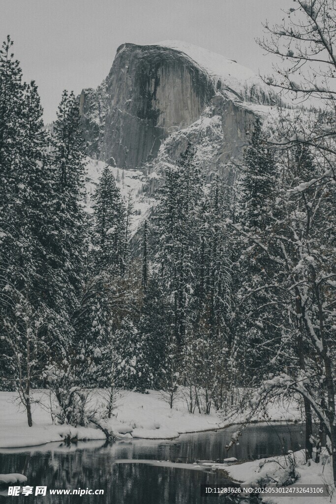 冬日雪景中的山林与岩石