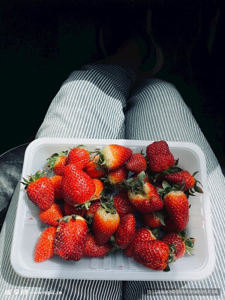 盘中新鲜草莓色泽诱人