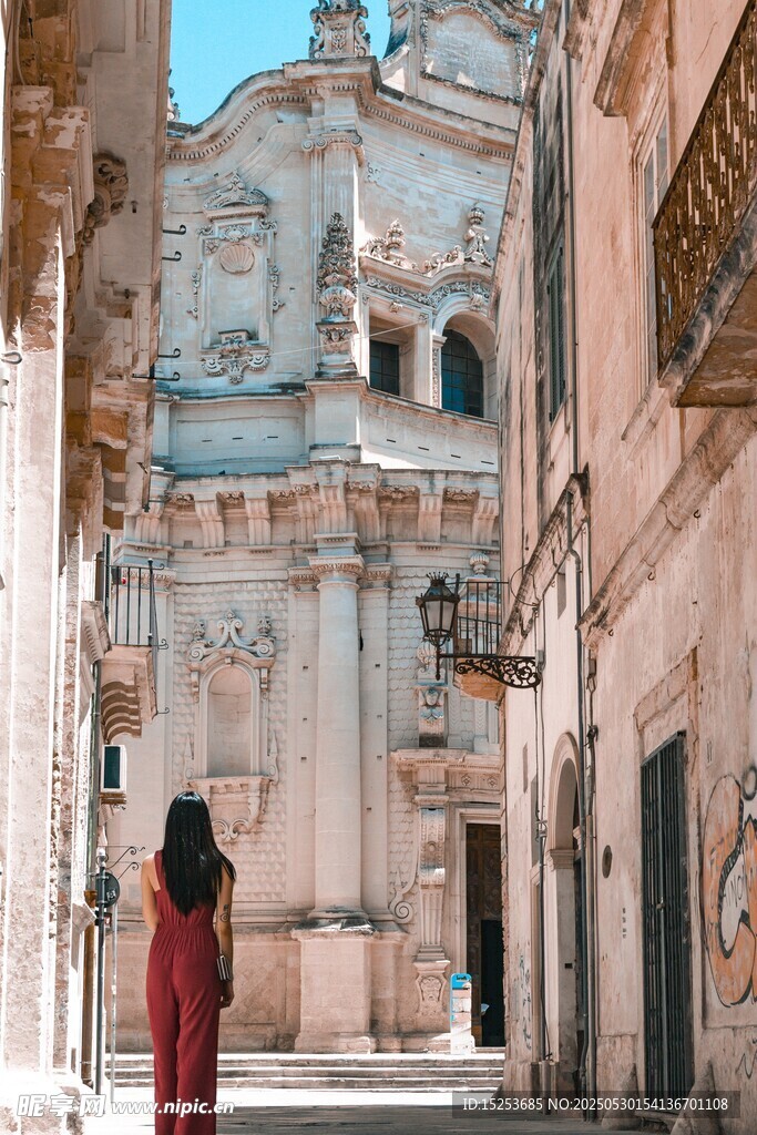 红衣女子漫步古老街巷