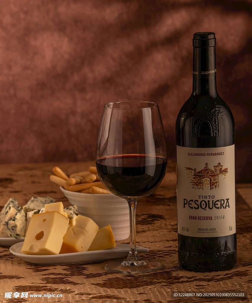 美酒配奶酪的惬意时光