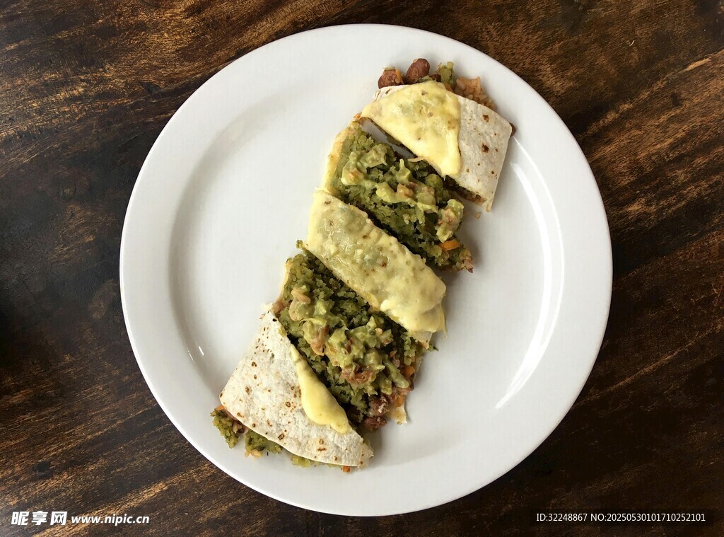 切片三明治置于白色盘上