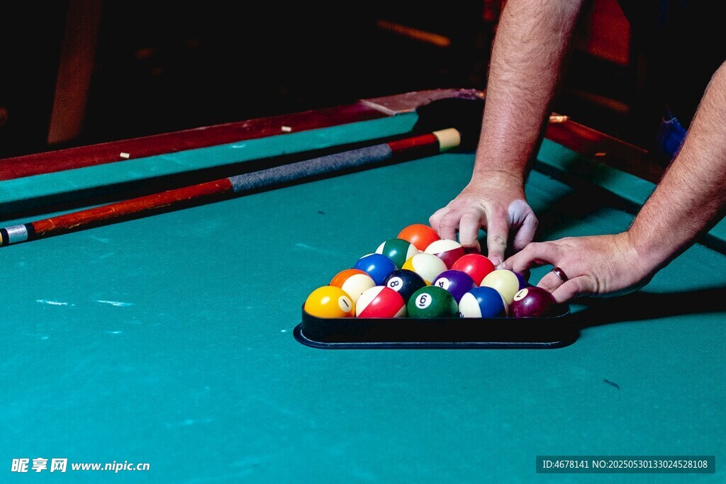 摆放台球的瞬间