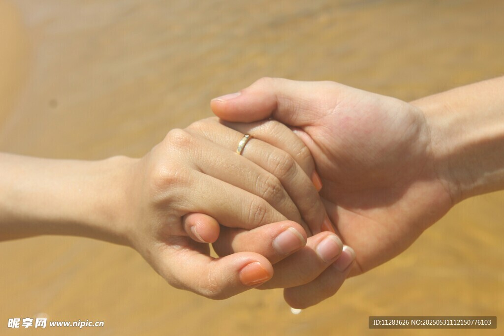 大手牵小手的温暖瞬间