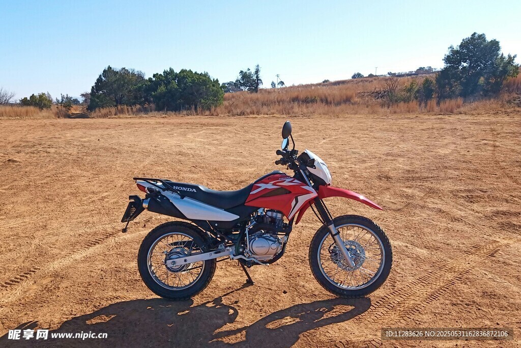 沙漠中的越野摩托车