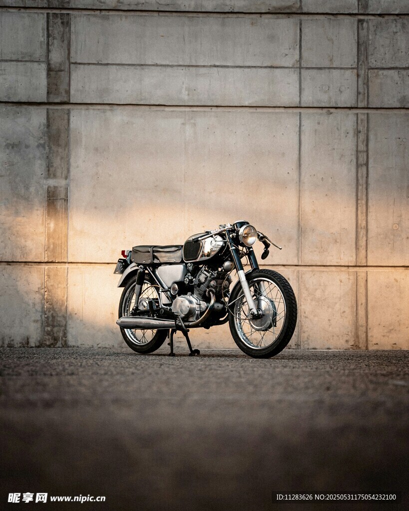 复古摩托车靠墙而立