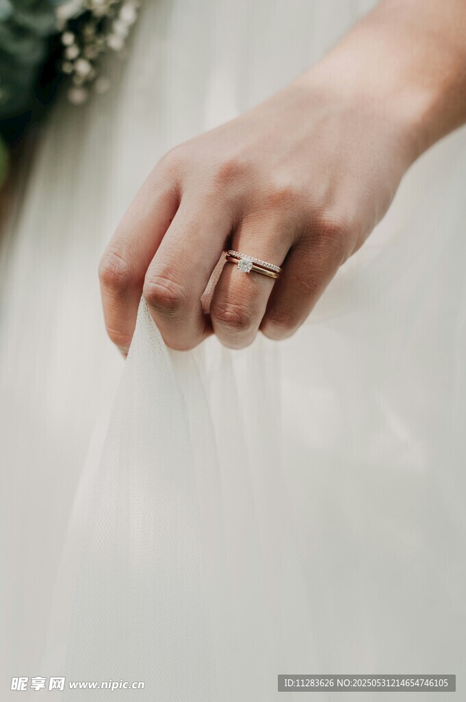 优雅手姿展示精致戒指