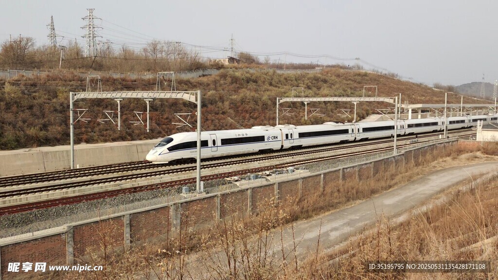 高速列车行驶于开阔地带