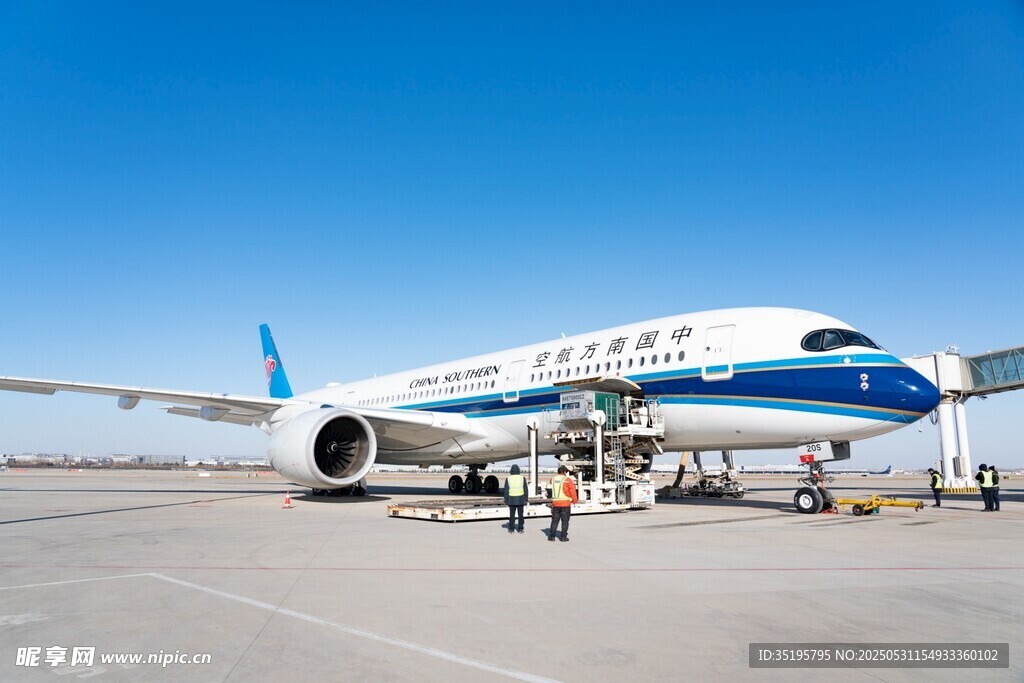 停机坪上的蓝白相间客机