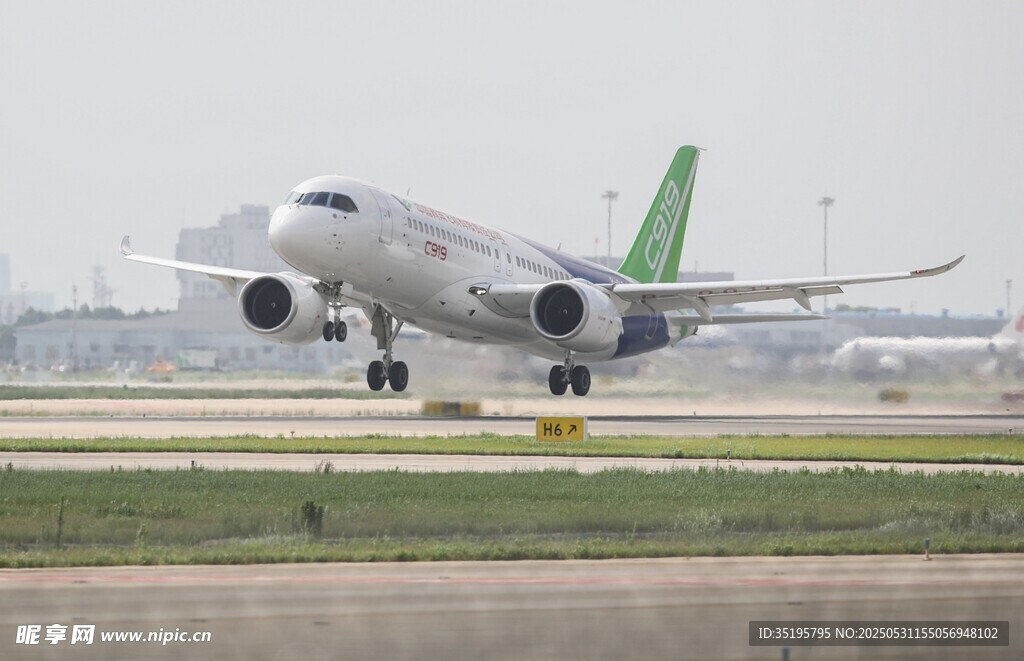 飞机跑道起飞瞬间