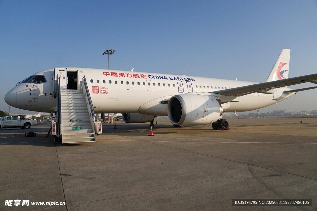 机场停靠的中国东方航空飞机