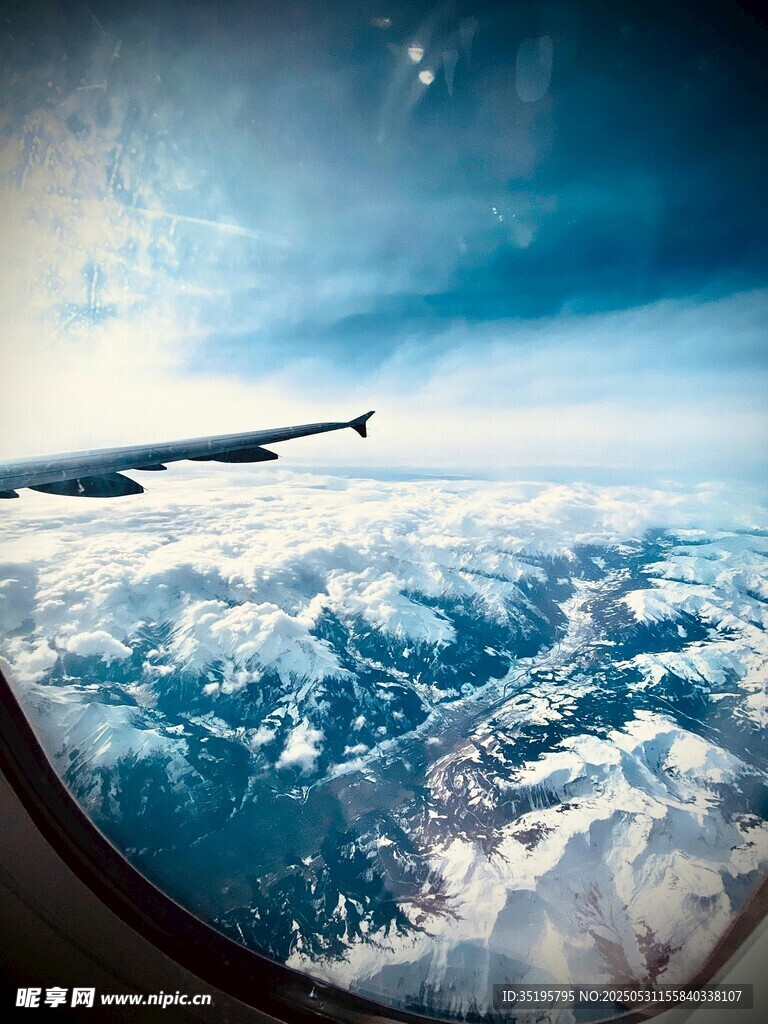 机窗视角下的壮丽雪山景