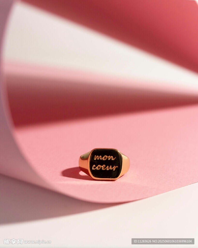 精致黑底金戒指饰品展示