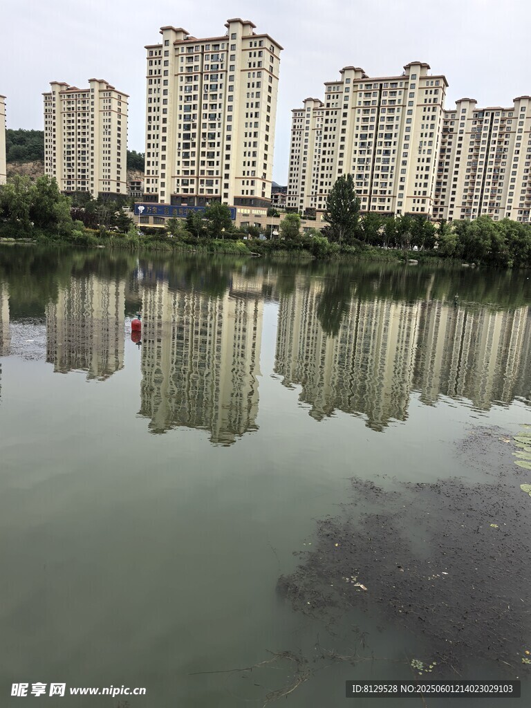 湖畔高楼倒影景观