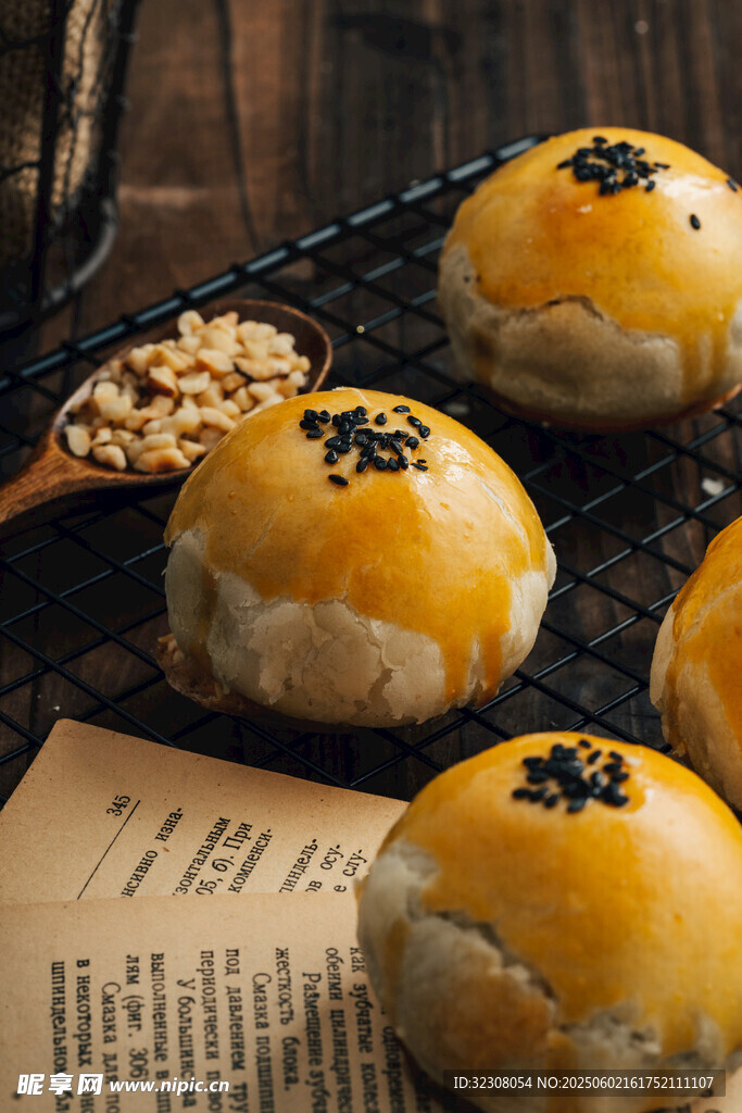 美味蛋黄酥摆放在复古背景